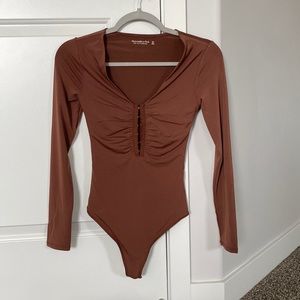 Abercrombie brown ruched hook and eye body suit